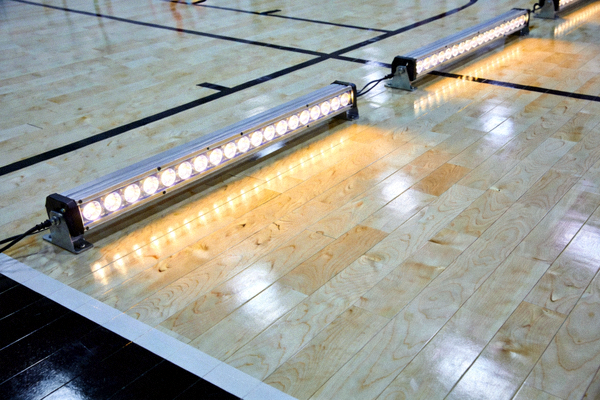 现代化篮球场馆设备 - 专业地板与照明系统